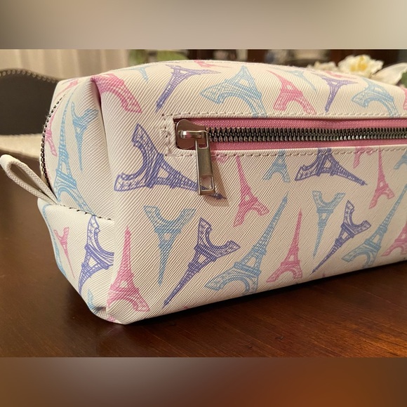 NWT! Cosmetic bag with zipper. White color with Paris design. - Picture 7 of 9